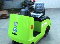 小型坐駕式電動(dòng)牽引車